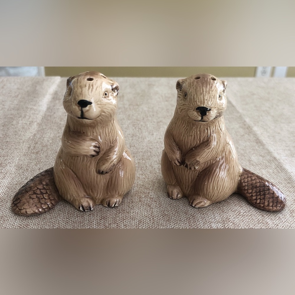 Giftcraft Vintage Porcelain Beaver Salt and Pepper Shakers